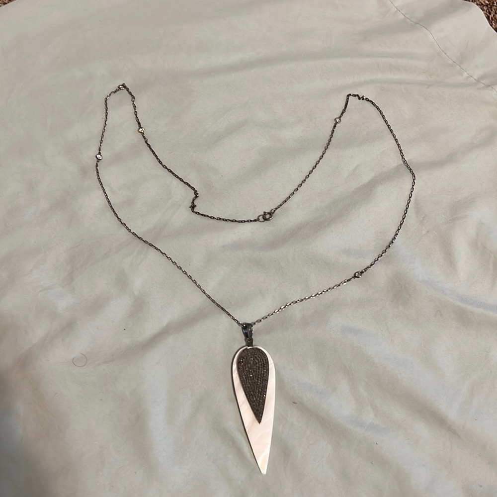 Delicate necklace chain with pendant